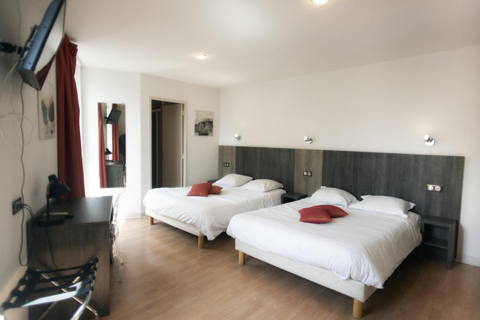 Le Victor Hugo - Hotel Et Restaurant - Logis Hotels Saint Cere Bagian luar foto